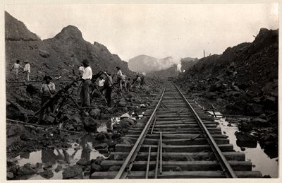 1912年または1913年にトレンチを鉄道線路でパナマ運河を掘っている労働者のビュー（シルバーゼラチンプリント） 作： Byron Company